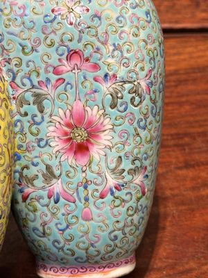 A Chinese famille rose conjoined double-vase with floral design, Qianlong mark, 19th C. — photo 7