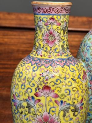 A Chinese famille rose conjoined double-vase with floral design, Qianlong mark, 19th C. — photo 8