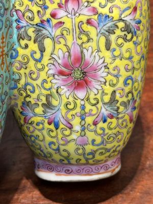 A Chinese famille rose conjoined vase with lotus scrolls, Qianlong mark, 19th C. — photo 13