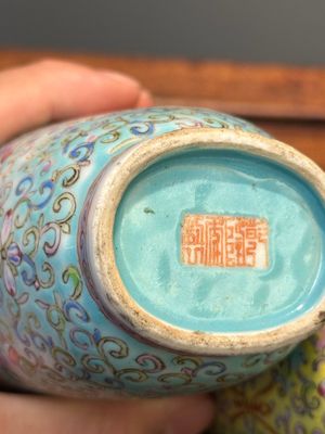 A Chinese famille rose conjoined vase with lotus scrolls, Qianlong mark, 19th C. — photo 15