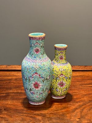 A Chinese famille rose conjoined vase with lotus scrolls, Qianlong mark, 19th C. — photo 3