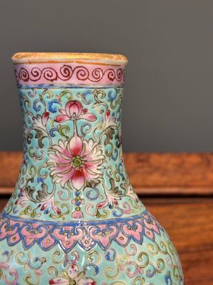 A Chinese famille rose conjoined vase with lotus scrolls, Qianlong mark, 19th C. — photo 6