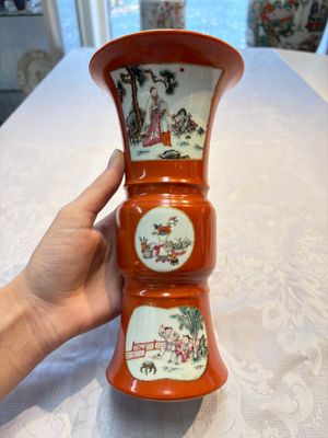 A Chinese famille rose coral-ground 'Gu' vase and a pair of 'Fu Lu Shou 福祿壽' bowls, Qianlong and Guangxu marks, 19th C. — foto 1
