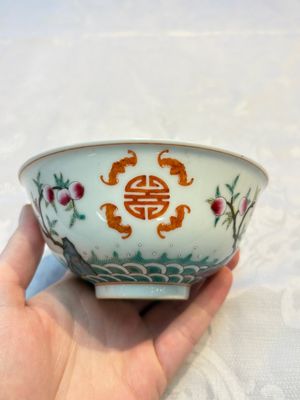 A Chinese famille rose coral-ground 'Gu' vase and a pair of 'Fu Lu Shou 福祿壽' bowls, Qianlong and Guangxu marks, 19th C. — foto 11