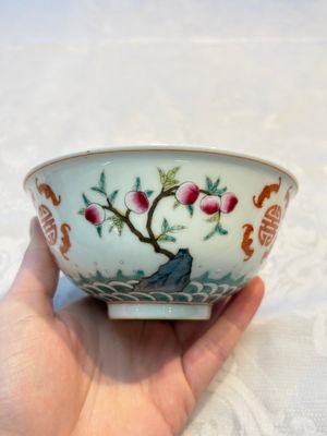 A Chinese famille rose coral-ground 'Gu' vase and a pair of 'Fu Lu Shou 福祿壽' bowls, Qianlong and Guangxu marks, 19th C. — foto 12