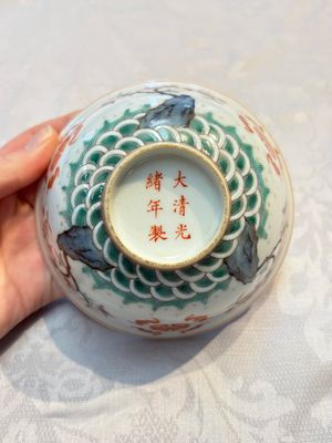 A Chinese famille rose coral-ground 'Gu' vase and a pair of 'Fu Lu Shou 福祿壽' bowls, Qianlong and Guangxu marks, 19th C. — foto 14
