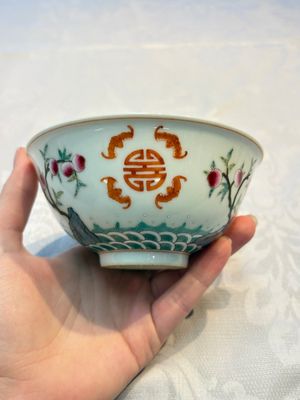 A Chinese famille rose coral-ground 'Gu' vase and a pair of 'Fu Lu Shou 福祿壽' bowls, Qianlong and Guangxu marks, 19th C. — foto 15