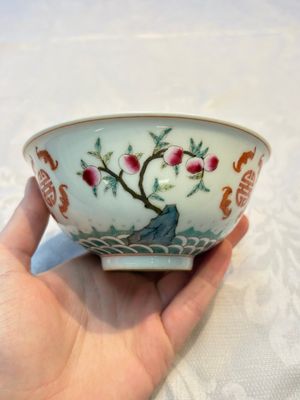 A Chinese famille rose coral-ground 'Gu' vase and a pair of 'Fu Lu Shou 福祿壽' bowls, Qianlong and Guangxu marks, 19th C. — foto 16