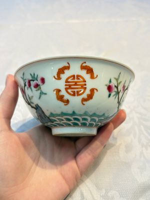 A Chinese famille rose coral-ground 'Gu' vase and a pair of 'Fu Lu Shou 福祿壽' bowls, Qianlong and Guangxu marks, 19th C. — foto 17