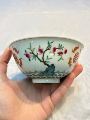 A Chinese famille rose coral-ground 'Gu' vase and a pair of 'Fu Lu Shou 福祿壽' bowls, Qianlong and Guangxu marks, 19th C. — foto 18