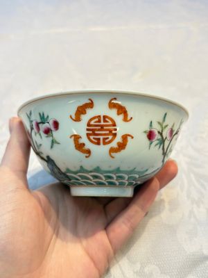 A Chinese famille rose coral-ground 'Gu' vase and a pair of 'Fu Lu Shou 福祿壽' bowls, Qianlong and Guangxu marks, 19th C. — foto 19