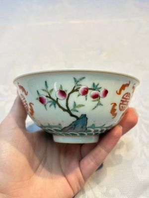 A Chinese famille rose coral-ground 'Gu' vase and a pair of 'Fu Lu Shou 福祿壽' bowls, Qianlong and Guangxu marks, 19th C. — foto 20