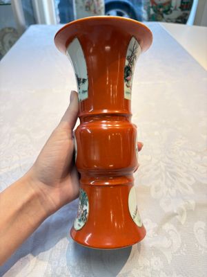 A Chinese famille rose coral-ground 'Gu' vase and a pair of 'Fu Lu Shou 福祿壽' bowls, Qianlong and Guangxu marks, 19th C. — foto 2