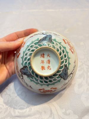 A Chinese famille rose coral-ground 'Gu' vase and a pair of 'Fu Lu Shou 福祿壽' bowls, Qianlong and Guangxu marks, 19th C. — foto 22