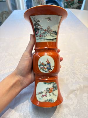 A Chinese famille rose coral-ground 'Gu' vase and a pair of 'Fu Lu Shou 福祿壽' bowls, Qianlong and Guangxu marks, 19th C. — foto 3