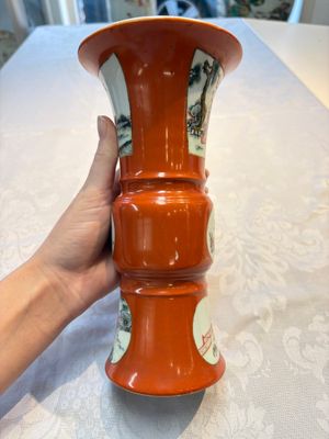 A Chinese famille rose coral-ground 'Gu' vase and a pair of 'Fu Lu Shou 福祿壽' bowls, Qianlong and Guangxu marks, 19th C. — foto 4