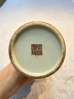 A Chinese famille rose coral-ground 'Gu' vase and a pair of 'Fu Lu Shou 福祿壽' bowls, Qianlong and Guangxu marks, 19th C. — foto 6