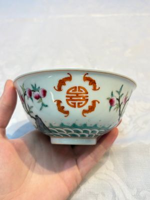 A Chinese famille rose coral-ground 'Gu' vase and a pair of 'Fu Lu Shou 福祿壽' bowls, Qianlong and Guangxu marks, 19th C. — foto 7