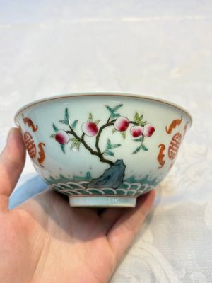 A Chinese famille rose coral-ground 'Gu' vase and a pair of 'Fu Lu Shou 福祿壽' bowls, Qianlong and Guangxu marks, 19th C. — foto 8