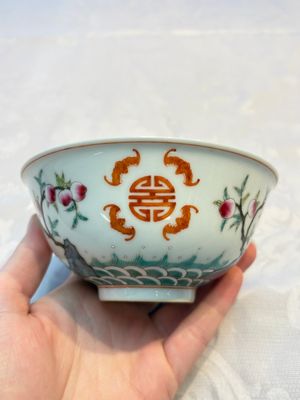 A Chinese famille rose coral-ground 'Gu' vase and a pair of 'Fu Lu Shou 福祿壽' bowls, Qianlong and Guangxu marks, 19th C. — foto 9