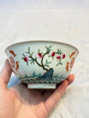 A Chinese famille rose coral-ground 'Gu' vase and a pair of 'Fu Lu Shou 福祿壽' bowls, Qianlong and Guangxu marks, 19th C. — foto 10