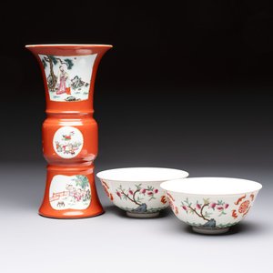 A Chinese famille rose coral-ground 'Gu' vase and a pair of 'Fu Lu Shou 福祿壽' bowls, Qianlong and Guangxu marks, 19th C. — foto 1