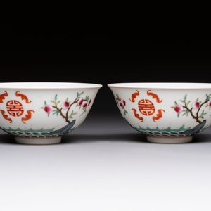 A Chinese famille rose coral-ground 'Gu' vase and a pair of 'Fu Lu Shou 福祿壽' bowls, Qianlong and Guangxu marks, 19th C. — foto 11
