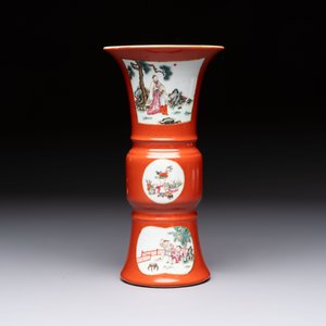 A Chinese famille rose coral-ground 'Gu' vase and a pair of 'Fu Lu Shou 福祿壽' bowls, Qianlong and Guangxu marks, 19th C. — foto 2