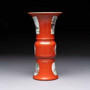 A Chinese famille rose coral-ground 'Gu' vase and a pair of 'Fu Lu Shou 福祿壽' bowls, Qianlong and Guangxu marks, 19th C. — foto 3