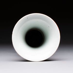 A Chinese famille rose coral-ground 'Gu' vase and a pair of 'Fu Lu Shou 福祿壽' bowls, Qianlong and Guangxu marks, 19th C. — foto 6