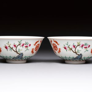 A Chinese famille rose coral-ground 'Gu' vase and a pair of 'Fu Lu Shou 福祿壽' bowls, Qianlong and Guangxu marks, 19th C. — foto 8