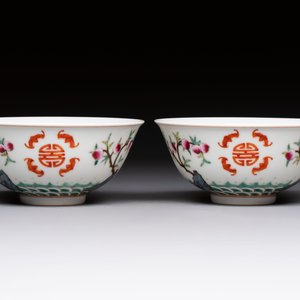 A Chinese famille rose coral-ground 'Gu' vase and a pair of 'Fu Lu Shou 福祿壽' bowls, Qianlong and Guangxu marks, 19th C. — foto 9