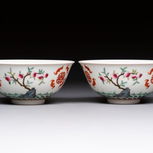 A Chinese famille rose coral-ground 'Gu' vase and a pair of 'Fu Lu Shou 福祿壽' bowls, Qianlong and Guangxu marks, 19th C. — foto 10