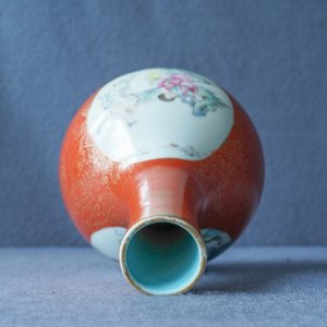 A Chinese famille rose coral-ground vase, Qianlong mark, 19/20th C. — photo 12