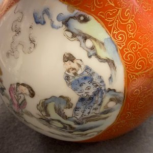 A Chinese famille rose coral-ground vase, Qianlong mark, 19/20th C. — photo 13