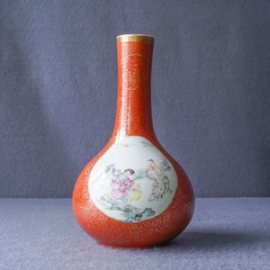A Chinese famille rose coral-ground vase, Qianlong mark, 19/20th C. — photo 7