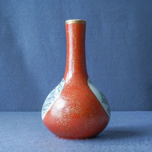 A Chinese famille rose coral-ground vase, Qianlong mark, 19/20th C. — photo 8