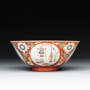 A Chinese famille rose coral-red-ground 'antiquities' bowl, Yongzheng mark, Republic — photo 3