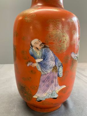 A Chinese famille rose coral-red-ground 'immortals' rouleau vase, Qianlong mark, Republic — photo 5