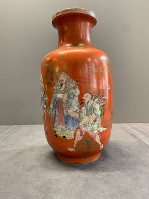 A Chinese famille rose coral-red-ground 'immortals' rouleau vase, Qianlong mark, Republic — photo 7