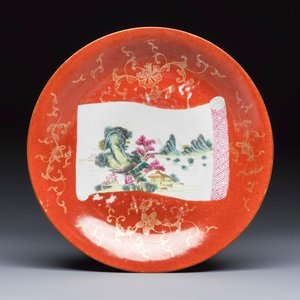 A Chinese famille rose coral-red-ground 'Landscape scroll' dish — foto 1