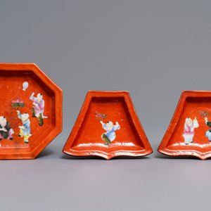 A Chinese famille rose coral red-ground sweetmeat set, Qianlong mark, 19/20th C. — photo 3