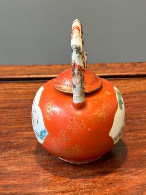 A Chinese famille rose coral-red-ground teapot with 'faux marbre' spout and handle, Jiaqing — 照片 3