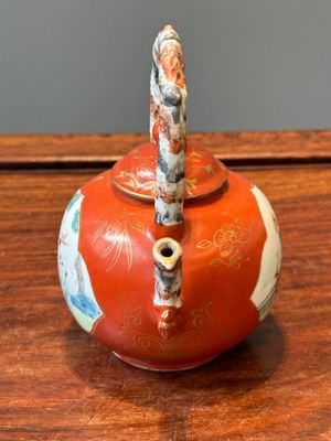 A Chinese famille rose coral-red-ground teapot with 'faux marbre' spout and handle, Jiaqing — 照片 4