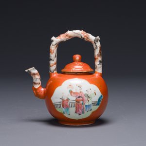 A Chinese famille rose coral-red-ground teapot with 'faux marbre' spout and handle, Jiaqing — 照片 1
