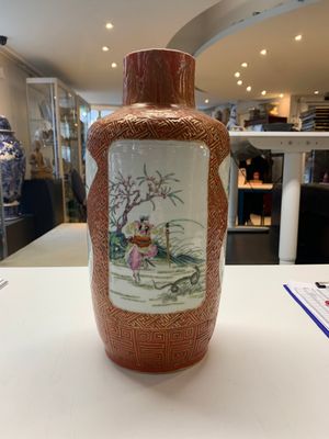A Chinese famille rose coral-red-ground vase and a famille verte vase, 19th C. — 照片 1