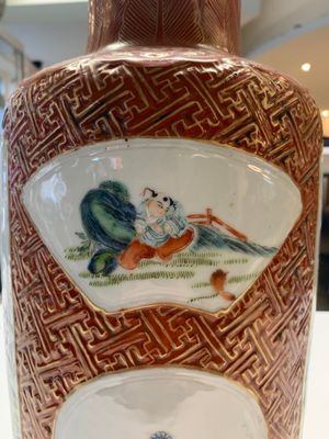 A Chinese famille rose coral-red-ground vase and a famille verte vase, 19th C. — 照片 11