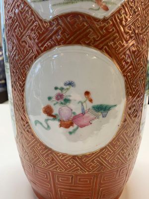 A Chinese famille rose coral-red-ground vase and a famille verte vase, 19th C. — 照片 13