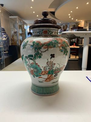 A Chinese famille rose coral-red-ground vase and a famille verte vase, 19th C. — 照片 16