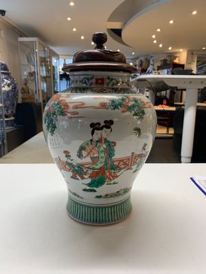 A Chinese famille rose coral-red-ground vase and a famille verte vase, 19th C. — 照片 17